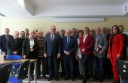 Zdjęcie grupowe wszystkich obecnych osób podczas ostatniego posiedzenia Wojewódzkiej Rady Rynku Pracy w Poznaniu kadencji 2019-2023 w dniu 28.02.2023 r.